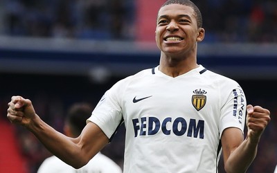 AK体育精华-三笘薰传球穿透整条防线