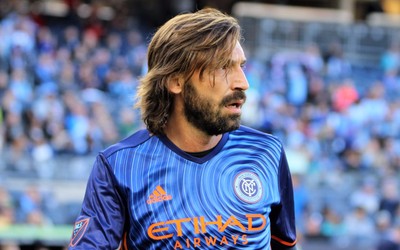 AK体育快讯-伊尼戈·马丁内斯赛后与球迷庆祝胜利