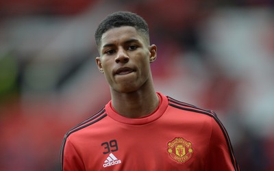 AK体育热评-佩洛娃赛后和球迷合影超暖心